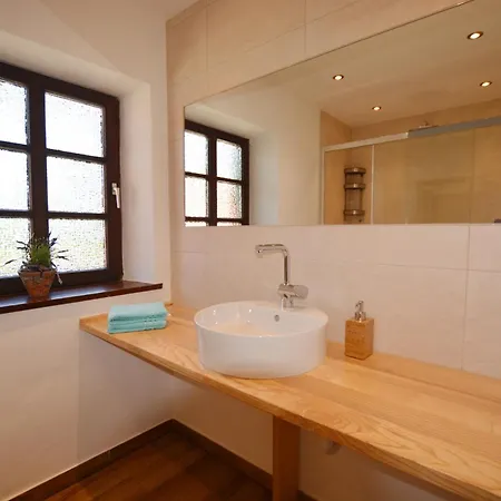 Moederlhof * إيغستات